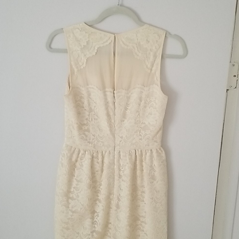 Lace dress - Picture 2 of 5